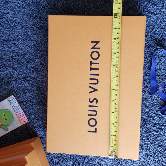 Louis Vuitton Box and Ribbon - Picture 2 of 6